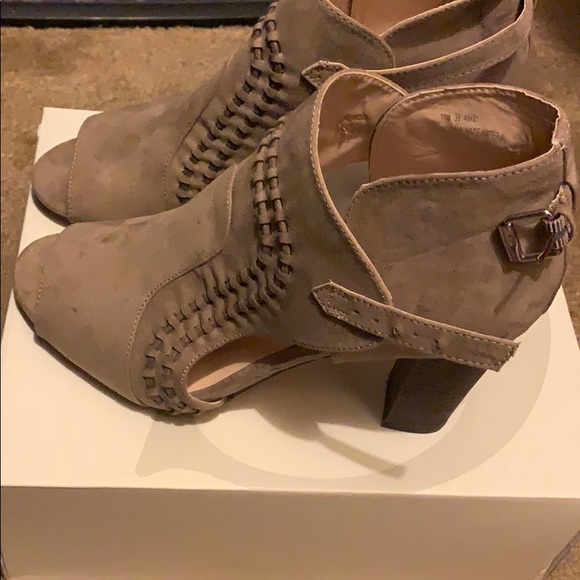 Heeled booties - Picture 2 of 4